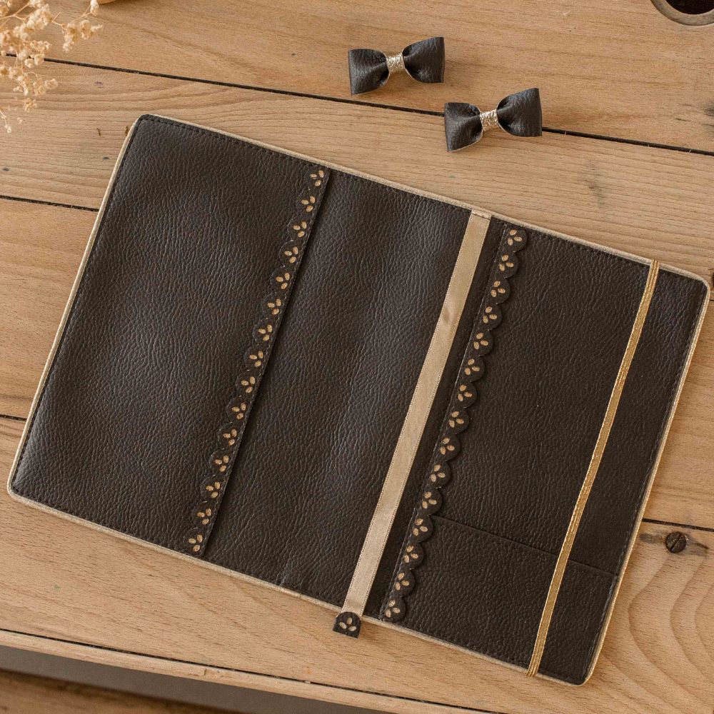 cadeau naissance carnet de santé chic marron bébé