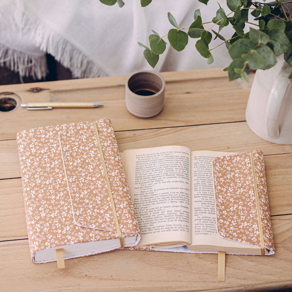 housse protège livre tissus fleurs liberty cannelle femme cadeau lecture