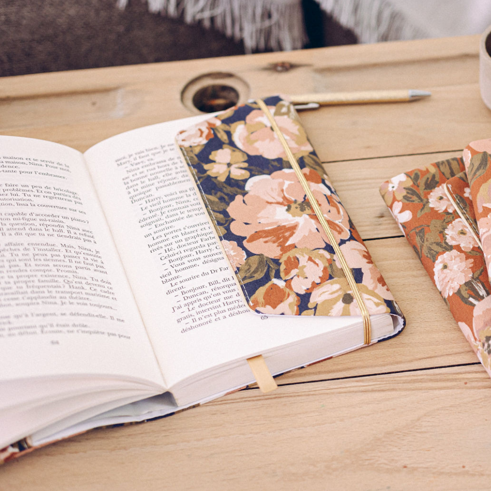 housse protège livre tissus fleurs retro bleu femme cadeau