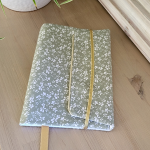 housse protège livre tissu fleur vert amande