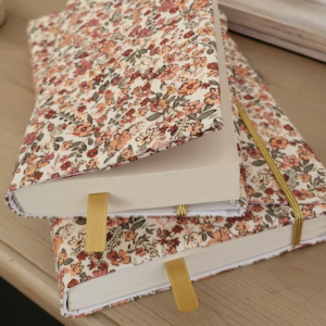 housse livre couverture tissu fleurs liberty