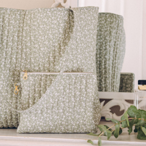 trousse matelassée fleurs vert amande mousqueton