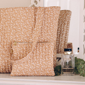trousse matelassée fleurs cannelle mousqueton